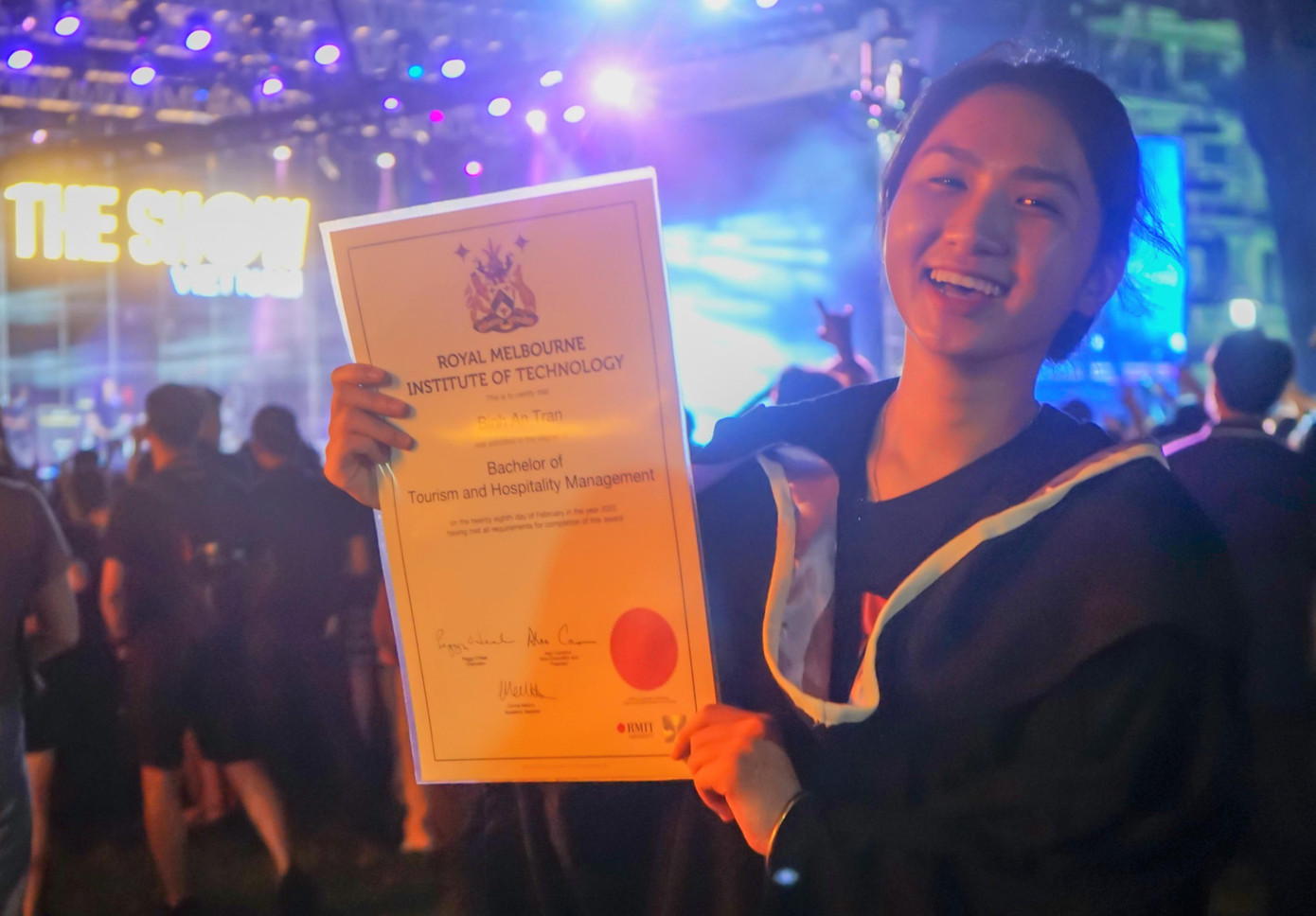 Vừa nhận được bằng đại học của Trường Đại học RMIT, Trần An Bình liền chạy tới Dinh Thống Nhất xem show của Bức Tường. "Nhờ nghe những bài hát của ban nhạc nên mình có thêm động lực để học tập", An Bình nói.