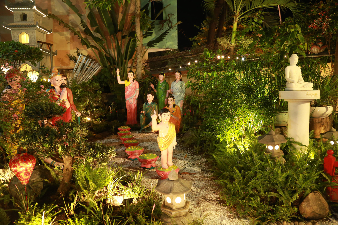 Không gian vườn Lâm-tỳ-ni tái hiện cảnh Đức Phật đản sanh được thiết trí trang nghiêm, đẹp mắt tại chùa.
