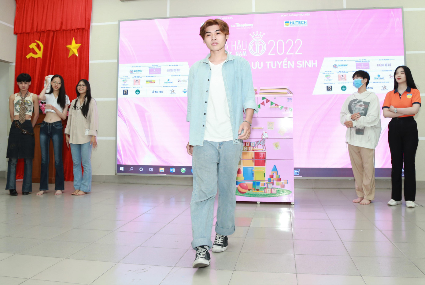 Không chỉ các bạn nữ, những chàng trai cũng tự tin khoe cá tính qua khoảnh khắc xuất hiện trên sân khấu.