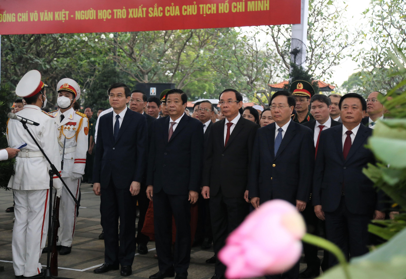 Đoàn đại biểu Trung ương và TPHCM, tỉnh Vĩnh Long dâng hương, dâng hoa tưởng nhớ cố Thủ tướng Võ Văn Kiệt. Ảnh: Ngô Tùng