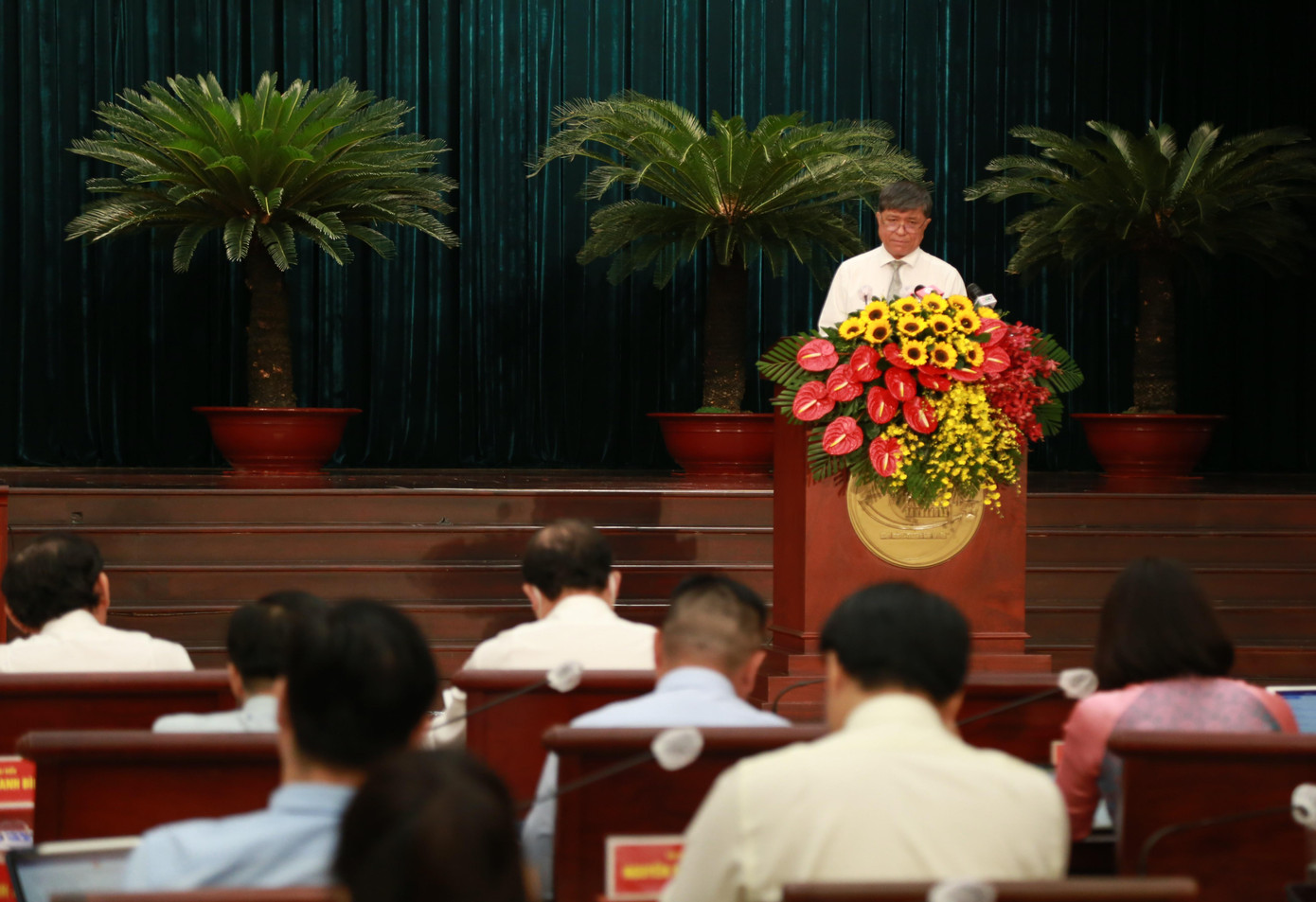 Giám đốc Sở Giáo dục và Đào tạo Nguyễn Văn Hiếu thông qua báo cáo kết quả năm học 2021 - 2022 và kế hoạch năm học 2022 - 2023. Ảnh: Ngô Tùng