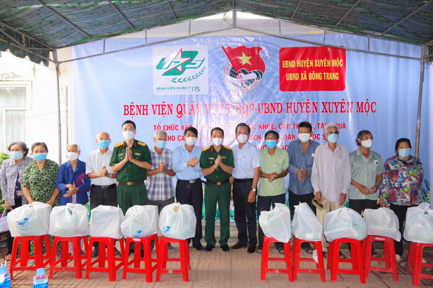 Tại buổi khám bệnh, phát thuốc, Bệnh viện Quân y 175 cùng các đơn vị đồng hành cũng đã tặng quà cho bà con địa phương. Cùng với đó, các y bác sĩ còn tư vấn, hướng dẫn người lao động các phương pháp giữ gìn sức khỏe, chú ý nâng cao ý thức phòng bệnh, nhất là phòng các bệnh nghề nghiệp, phòng chống dịch COVID-19…