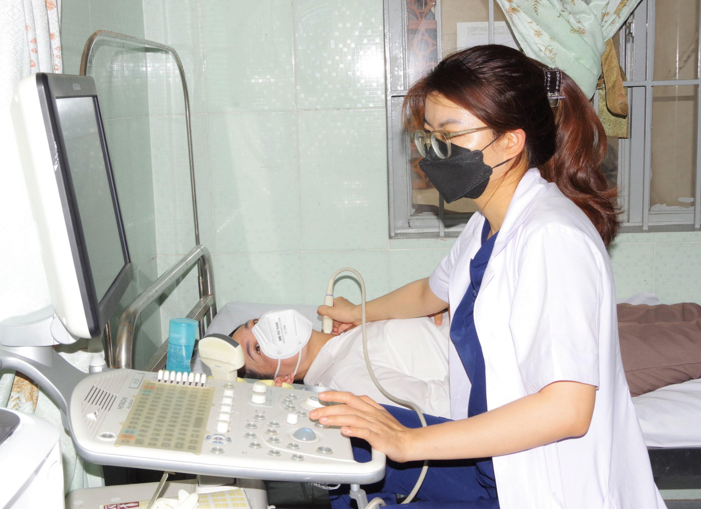 Đoàn công tác Bệnh viện Quân y 175 đã mang theo nhiều trang thiết bị y tế hiện đại như máy siêu âm, máy đo điện tim, đo đường huyết nhanh… nhằm phục vụ hoạt động thăm khám, chẩn đoán bệnh.