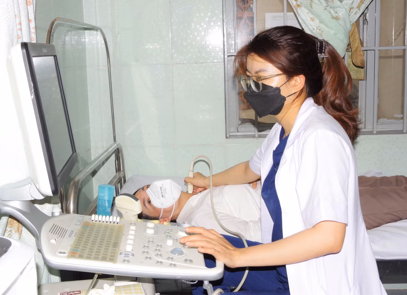 Đoàn công tác Bệnh viện Quân y 175 đã mang theo nhiều trang thiết bị y tế hiện đại như máy siêu âm, máy đo điện tim, đo đường huyết nhanh… nhằm phục vụ hoạt động thăm khám, chẩn đoán bệnh. Đoàn công tác Bệnh viện Quân y 175 đã mang theo nhiều trang thiết bị y tế hiện đại như máy siêu âm, máy đo điện tim, đo đường huyết nhanh… nhằm phục vụ hoạt động thăm khám, chẩn đoán bệnh.