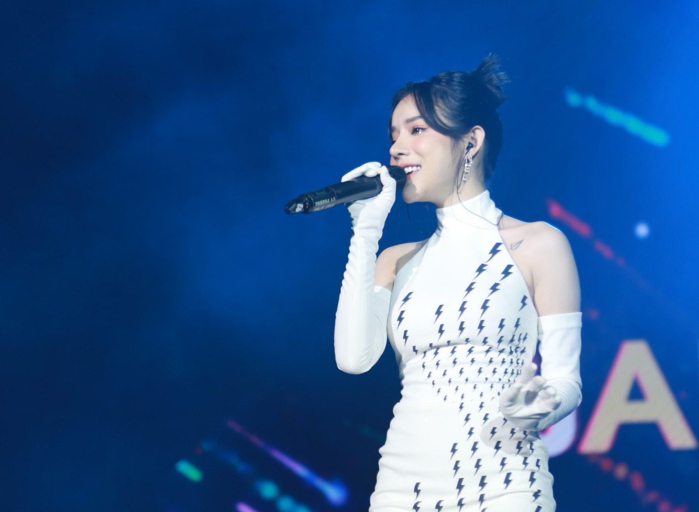 Nữ ca nhạc sĩ LyLy khuấy động không khí đêm nhạc bằng hit 24h, Không sao mà em đây rồi. Đây cũng là những sáng tác khuấy đảo thị trường âm nhạc gần đây của nữ nghệ sĩ đa tài, xinh đẹp. Trưởng thành từ cuộc thi Sing My Song, LyLy đang ngày một thể hiện được độ mát tay khi đều đặn cho ra các sản phẩm âm nhạc cuốn hút giới trẻ và làm nên những hit đình đám với nhiều nghệ sĩ.