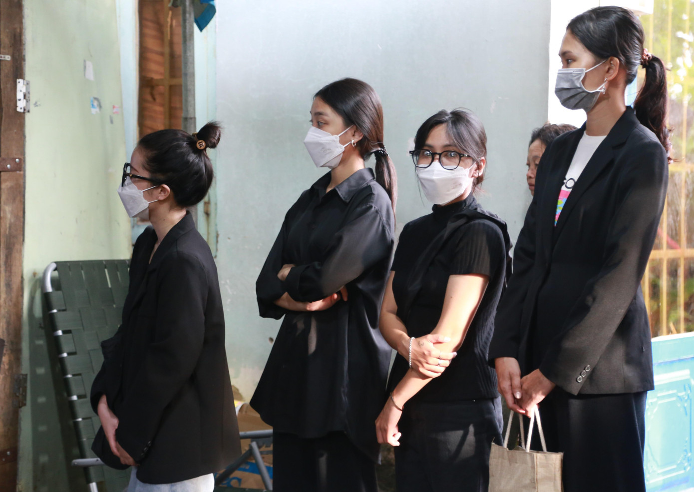 Đồng nghiệp, bạn bè của Kim Sang đến tiễn đưa cô đoạn đường cuối.