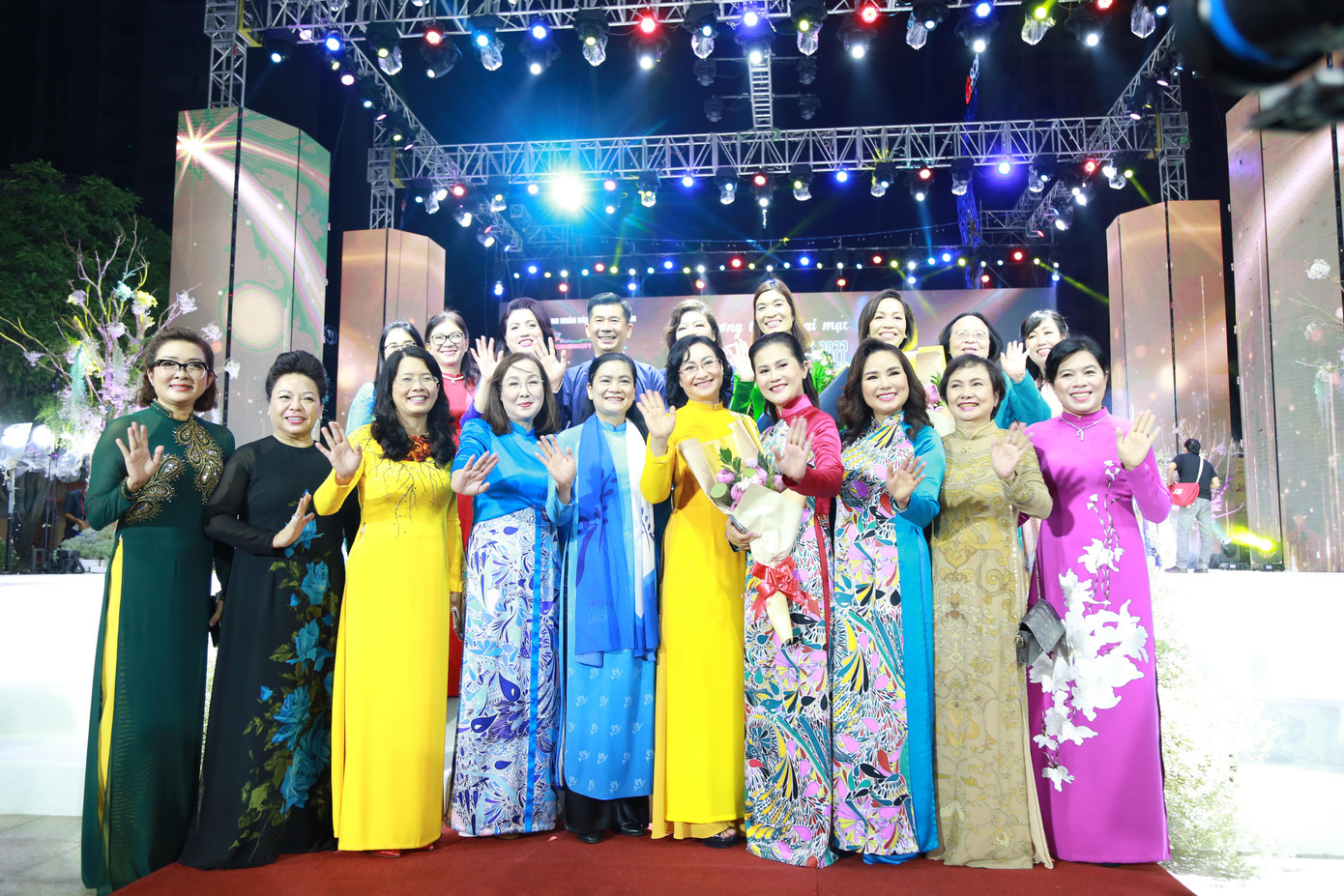 Lãnh đạo TPHCM chụp ảnh lưu niệm cùng đại diện thường trực các cấp hội Hội Liên hiệp phụ nữ Lãnh đạo TPHCM chụp ảnh lưu niệm cùng đại diện thường trực các cấp hội Hội Liên hiệp phụ nữ