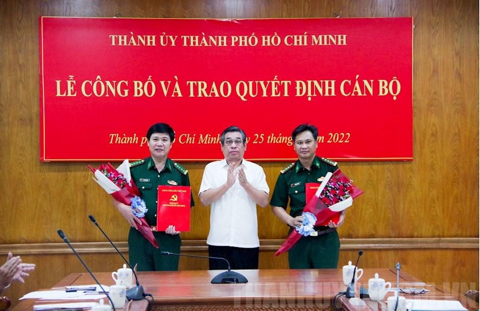 Trưởng ban Tổ chức Thành ủy TPHCM Nguyễn Phước Lộc trao quyết định cho 2 cán bộ lãnh đạo thuộc Bộ đội Biên phòng TPHCM. Ảnh: Thành ủy TPHCM.