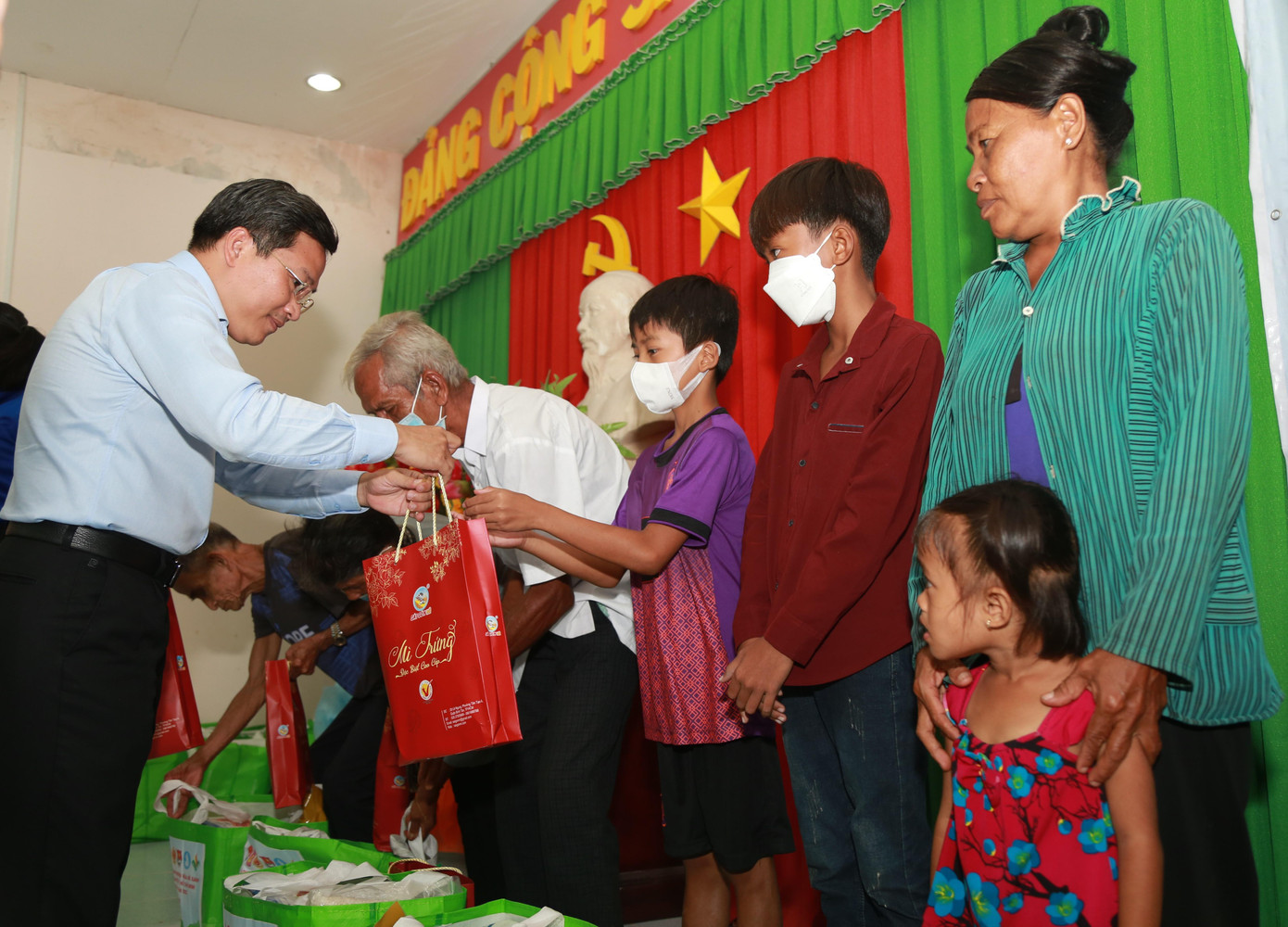 PGS-TS Nguyễn Tấn Phát, Giám đốc Học viện Cán bộ TPHCM trao quà cho các hộ gia đình PGS-TS Nguyễn Tấn Phát, Giám đốc Học viện Cán bộ TPHCM trao quà cho các hộ gia đình