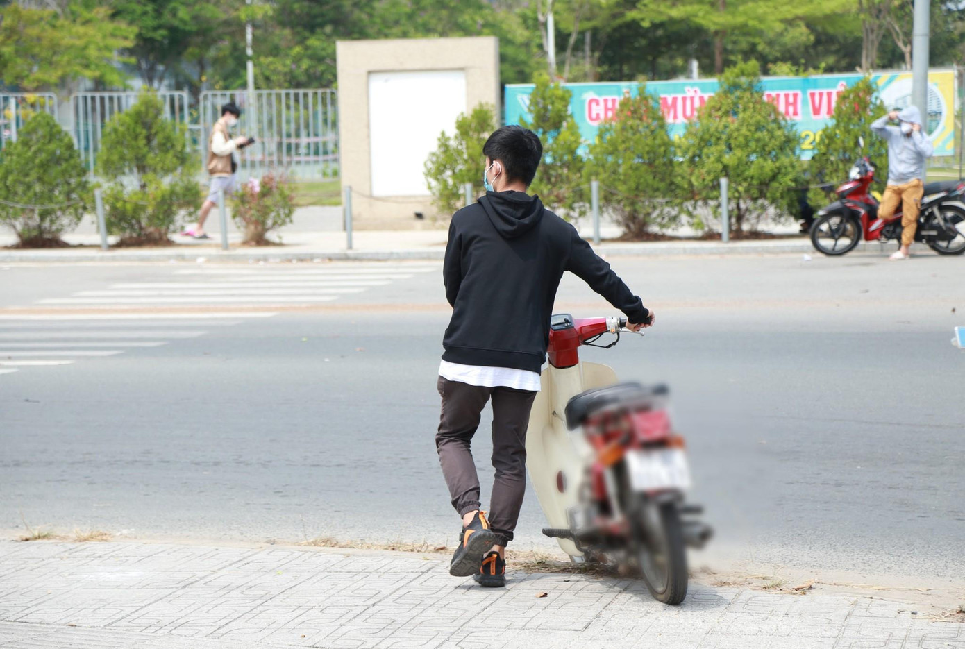 Sau thời gian dài không sử dụng, nhiều chiếc xe bị hỏng hóc các bộ phận và cần phải duy tu để đi lại bình thường. Trong ảnh: một bạn sinh viên dắt chiếc xe đi sửa trưa 20/2 (Ảnh: Ngô Tùng) Sau thời gian dài không sử dụng, nhiều chiếc xe bị hỏng hóc các bộ phận và cần phải duy tu để đi lại bình thường. Trong ảnh: một bạn sinh viên dắt chiếc xe đi sửa trưa 20/2 (Ảnh: Ngô Tùng)