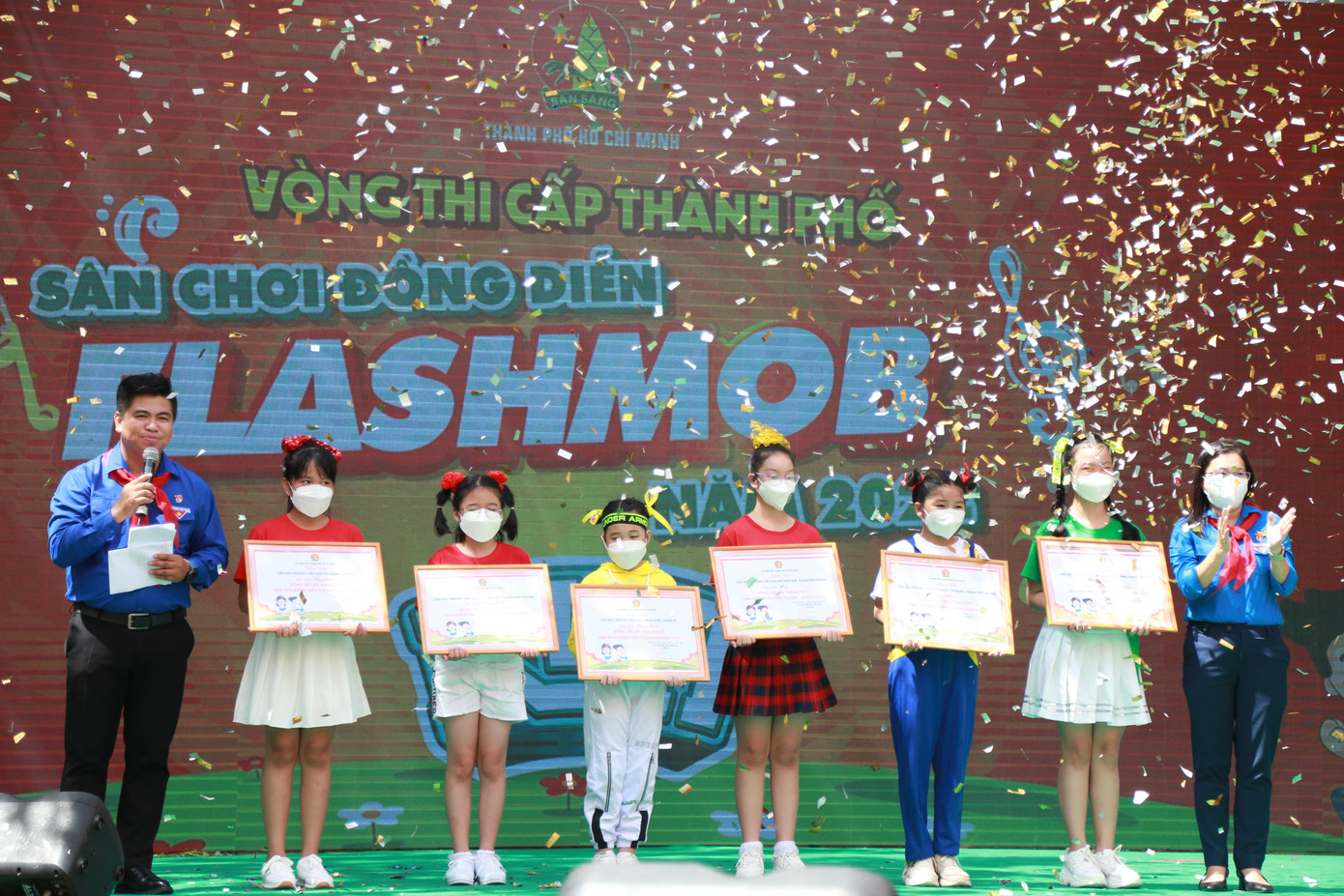 Ban tổ chức trao giải thưởng cho các Liên đội xuất sắc nhất cuộc thi Ban tổ chức trao giải thưởng cho các Liên đội xuất sắc nhất cuộc thi