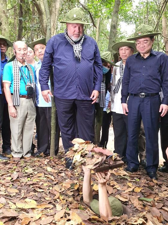 Thủ tướng Cuba Manuel Marrero Cruz tham quan địa đạo Củ Chi sáng 1/10. Ảnh: SGGP