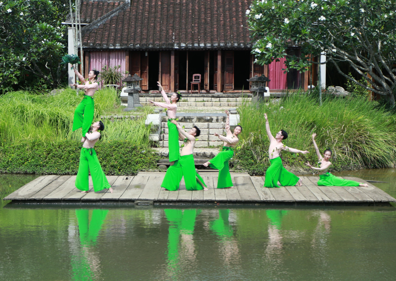 Nhóm bạn trẻ góp tiết mục trong trang phục cách điệu lá cây.