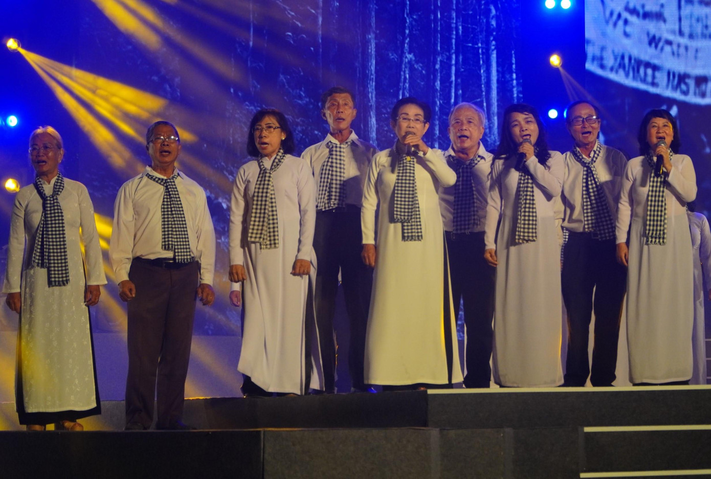 Các thành viên Câu lạc bộ Truyền thống Thành Đoàn với liên khúc "Xuống đường - Tin tưởng ca".