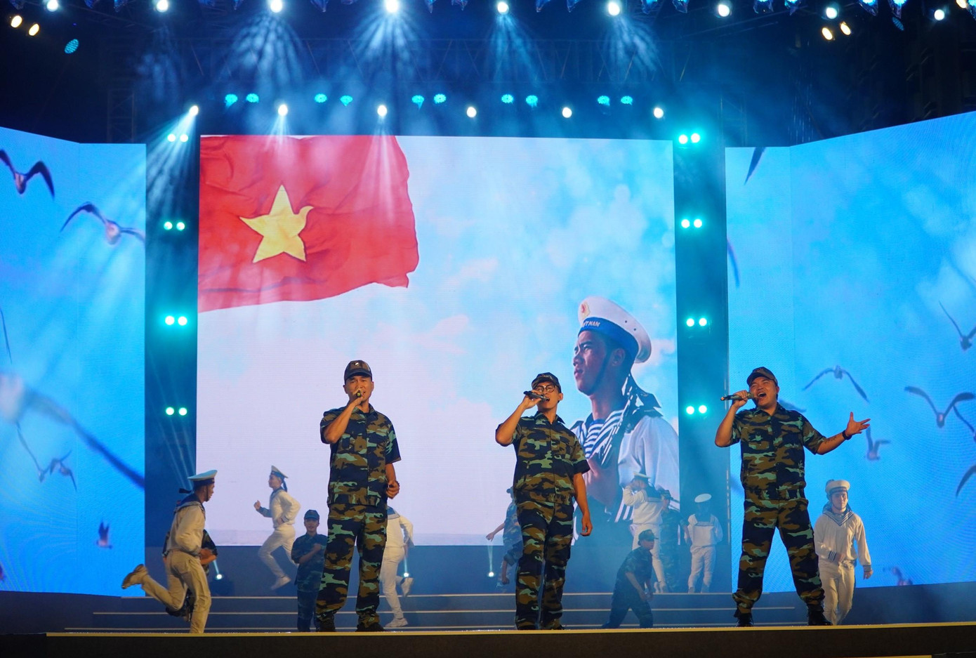 Nhóm MTV với ca khúc dâng trào khí thế hào hùng "Bay qua Biển Đông".