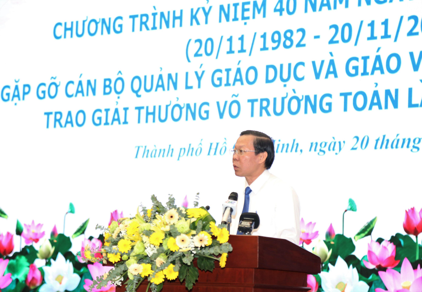 Chủ tịch UBND TPHCM Phan Văn Mãi chia sẻ với các nhà giáo, cán bộ quản lý giáo dục thành phố. Ảnh: Ngô Tùng