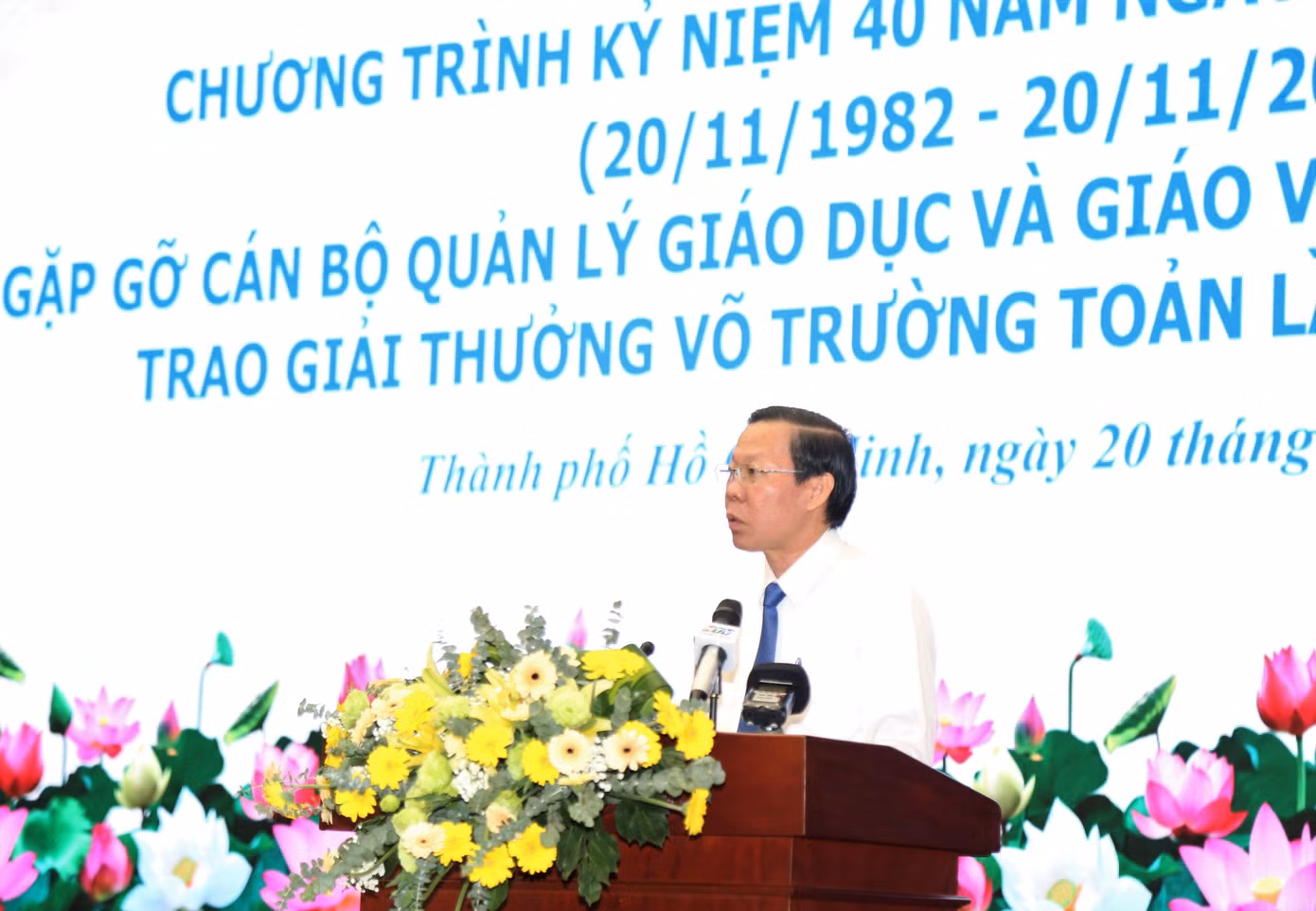 Chủ tịch UBND TPHCM Phan Văn Mãi chia sẻ với các nhà giáo, cán bộ quản lý giáo dục thành phố. Ảnh: Ngô Tùng