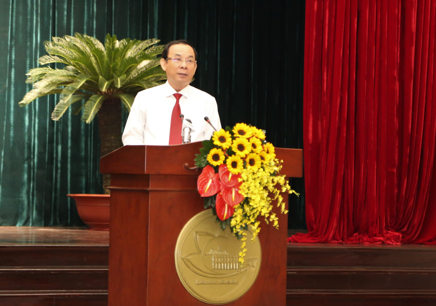 Bí thư Thành ủy TPHCM Nguyễn Văn Nên dặn dò tổ chức Mặt trận thành phố tại buổi lễ. Ảnh: Ngô Tùng Bí thư Thành ủy TPHCM Nguyễn Văn Nên dặn dò tổ chức Mặt trận thành phố tại buổi lễ. Ảnh: Ngô Tùng