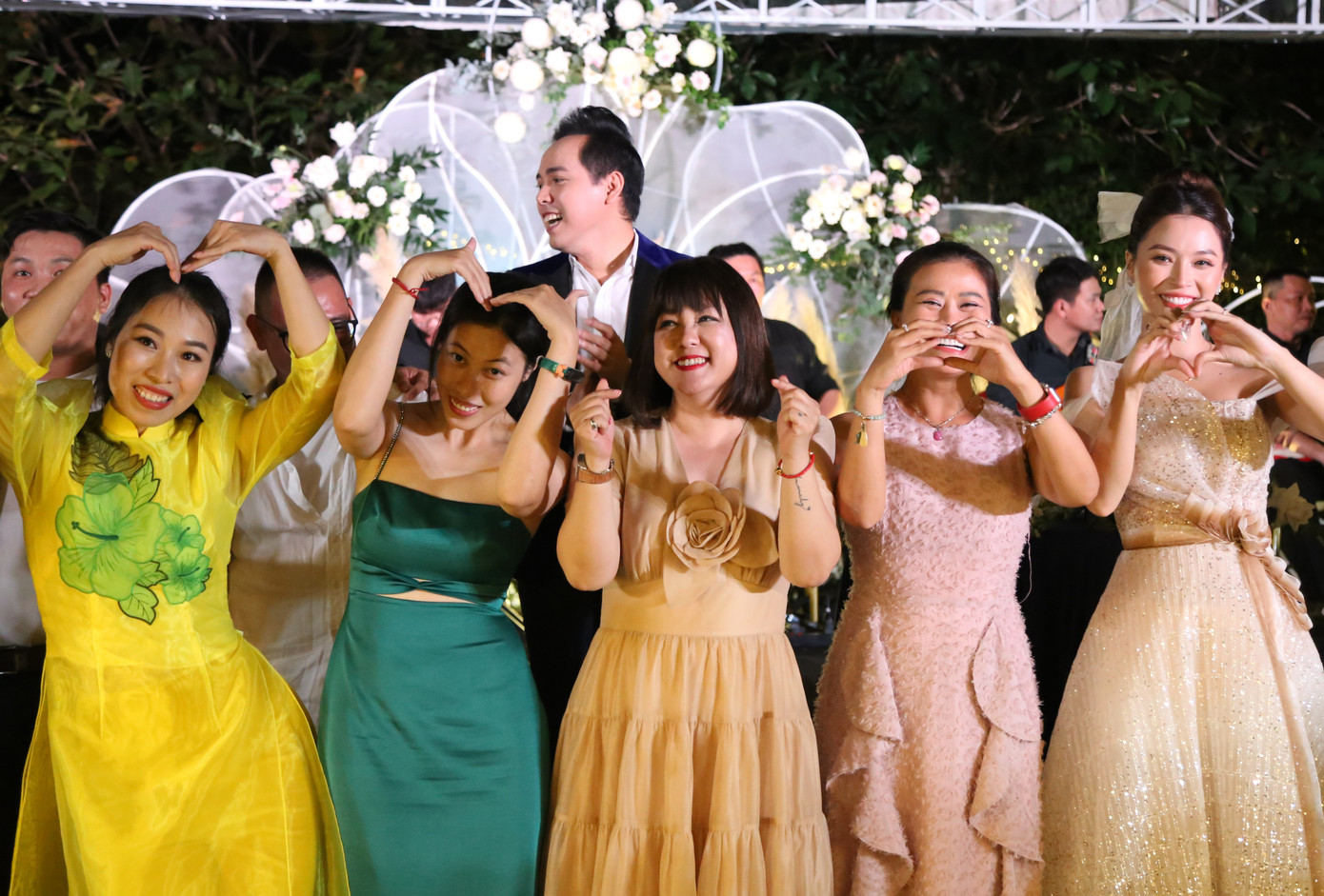 Cô dâu Lý Ngô hào hứng cùng đồng đội.