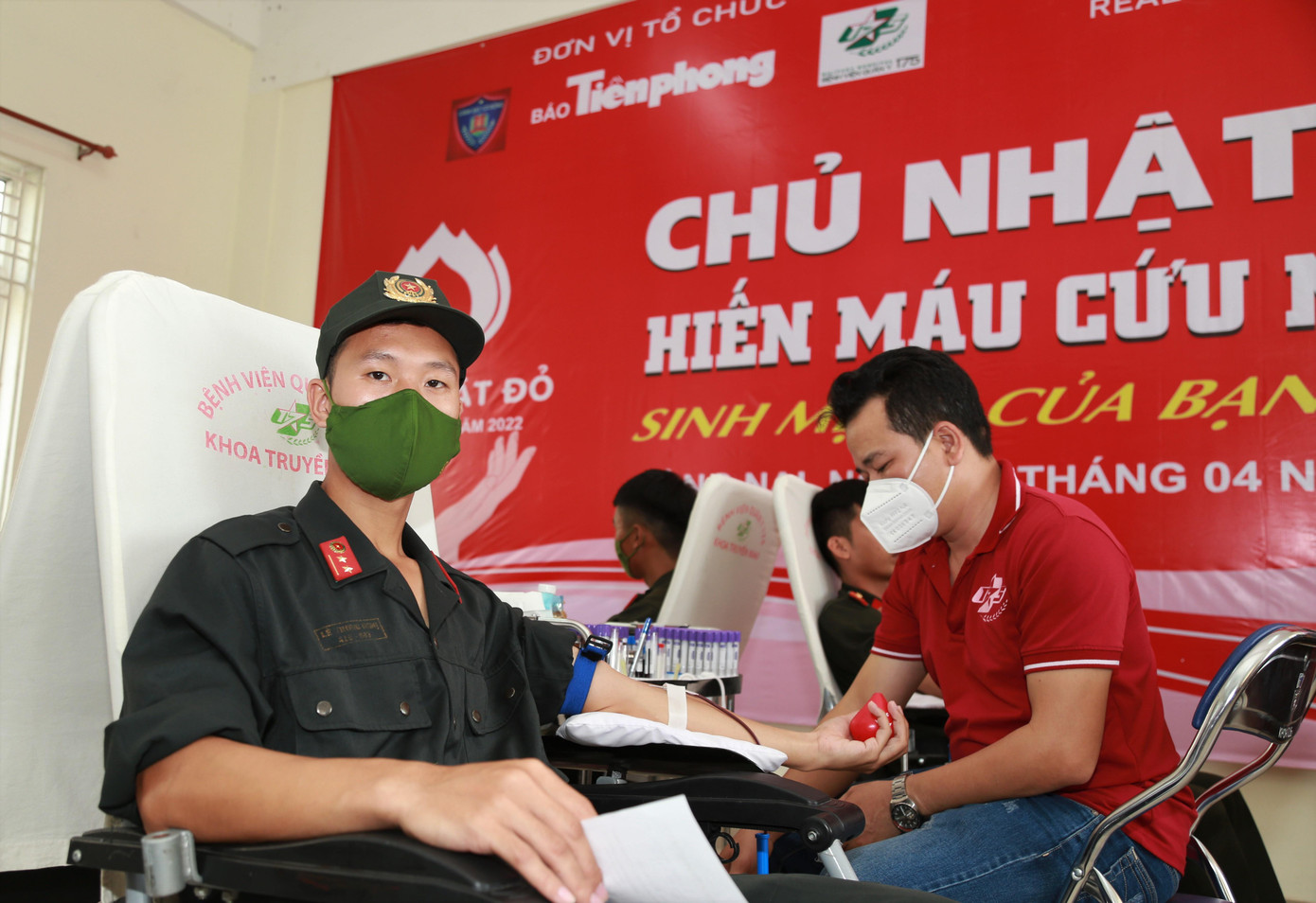 Trung úy Nguyễn Phúc Tính (28 tuổi) cho biết đây là lần thứ 4 anh hiến máu, trong đó 3 lần trước tham gia ở Hà Nội. "Mình hiến máu với mong muốn góp một phần nào đó giúp đỡ người bệnh cần máu. Do đó mình sẵn sàng tham gia bất cứ khi nào có điều kiện", anh Phúc Tính chia sẻ. Trung úy Nguyễn Phúc Tính (28 tuổi) cho biết đây là lần thứ 4 anh hiến máu, trong đó 3 lần trước tham gia ở Hà Nội. "Mình hiến máu với mong muốn góp một phần nào đó giúp đỡ người bệnh cần máu. Do đó mình sẵn sàng tham gia bất cứ khi nào có điều kiện", anh Phúc Tính chia sẻ.