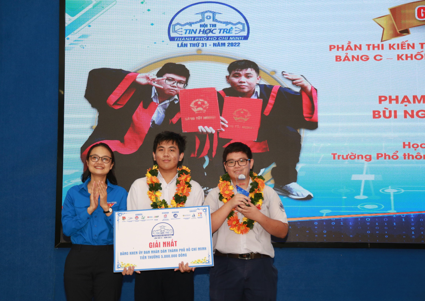 Phó Bí thư Thành Đoàn, Chủ tịch Hội đồng Đội TPHCM Trần Thu Hà trao giải Nhất bảng C (khối THPT) cho hai em Phạm Võ Tuấn Kiệt và Bùi Nguyễn Đức Tân (đều là học sinh lớp 12 Trường THPT Năng khiếu, ĐHQG TPHCM). Ảnh: Ngô Tùng