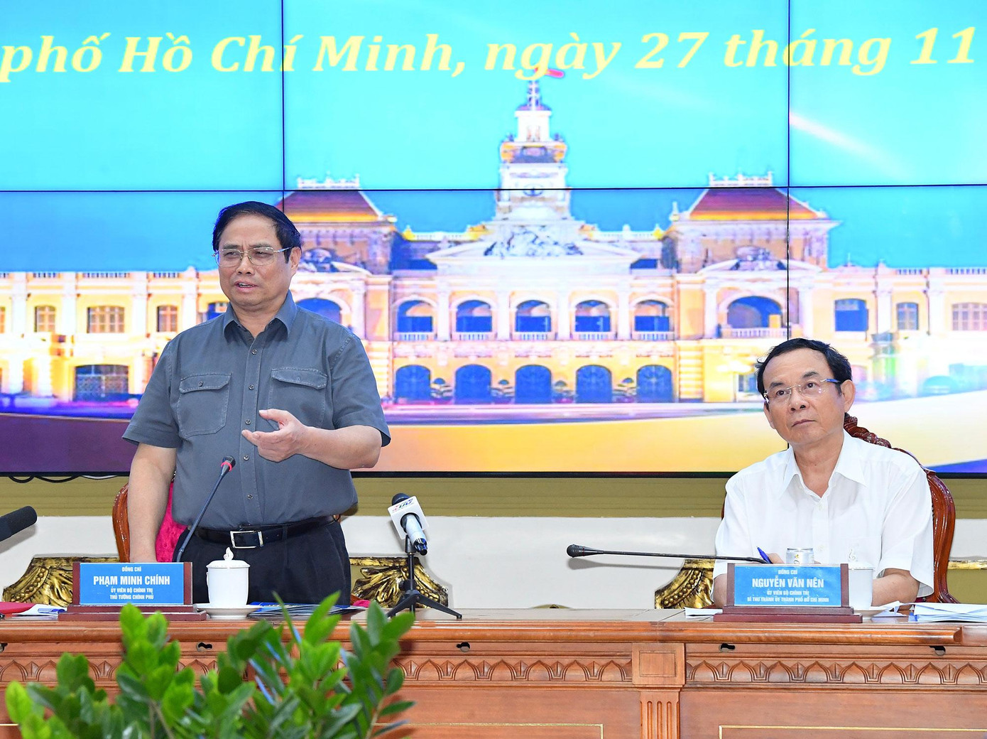 Thủ tướng trao đổi tại buổi làm việc với TPHCM và các bộ ngành. Ảnh: SGGP Thủ tướng trao đổi tại buổi làm việc với TPHCM và các bộ ngành. Ảnh: SGGP