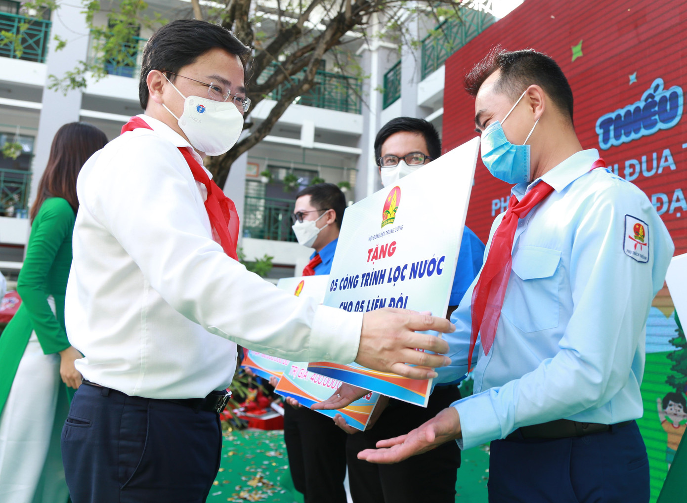 Anh Nguyễn Anh Tuấn trao các công trình máy lọc nước cho đại diện các liên đội các tỉnh, thành Anh Nguyễn Anh Tuấn trao các công trình máy lọc nước cho đại diện các liên đội các tỉnh, thành