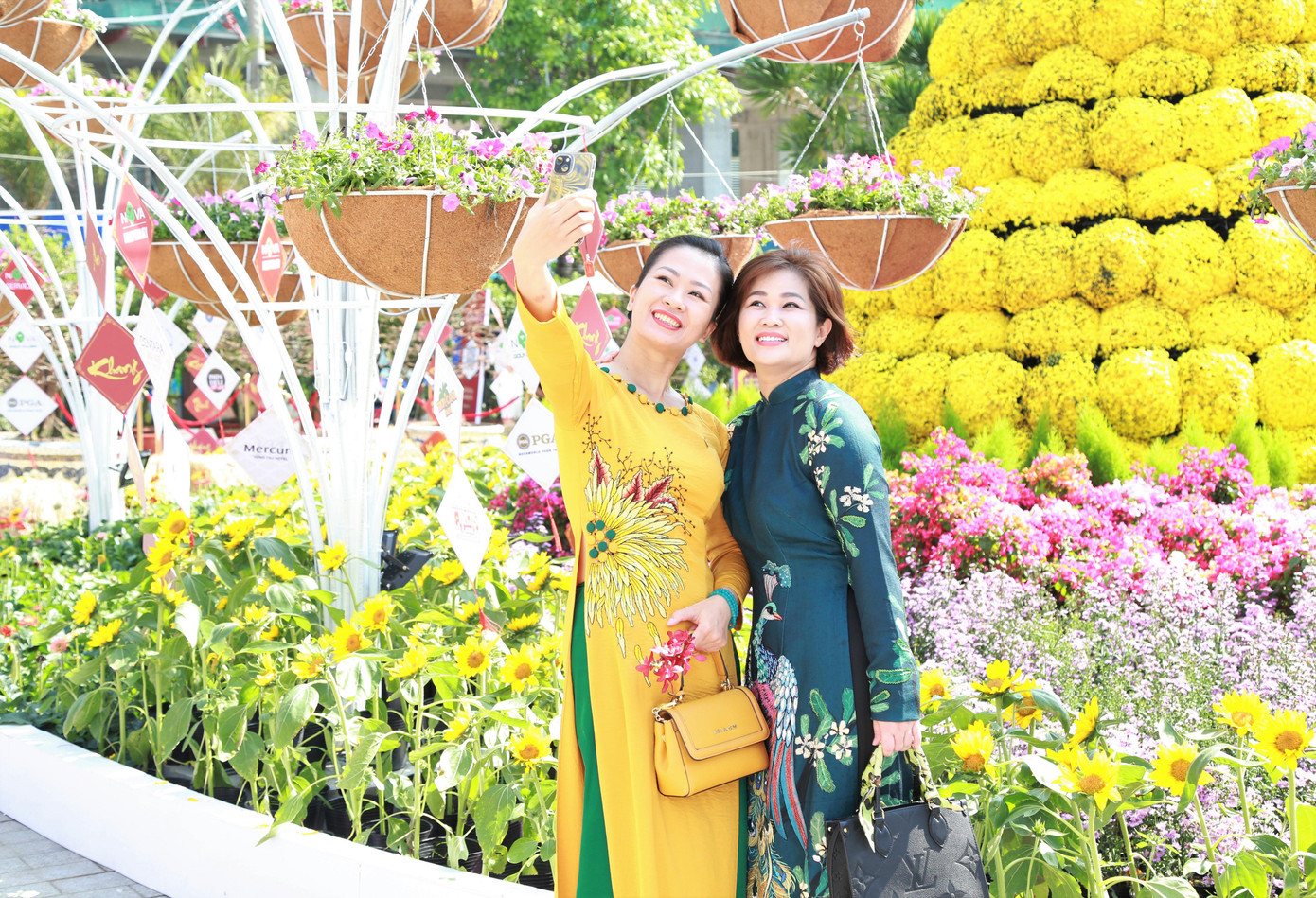 Không gian hội hoa Xuân tại khu vực trung tâm thành phố trở thành tâm điểm thưởng ngoạn, vui chơi của người dân mọi độ tuổi.