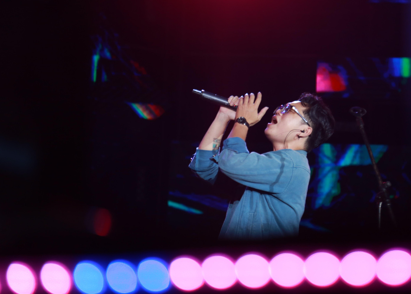 Nhóm Chillies mở màn chương trình nhạc hội bằng những bản nhạc quen thuộc của mình như: Mascara, Và thế là hết.