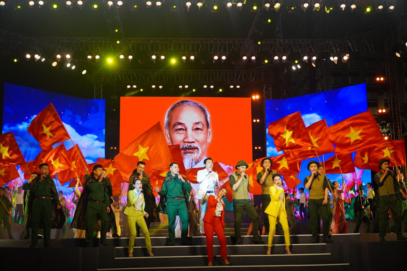 Liên khúc "Đất nước trọn niềm vui - Như có Bác Hồ trong ngày vui đại thắng" qua phần thể hiện của dàn nghệ sĩ: Phạm Thế Vĩ, nhóm Lạc Việt, nhóm 135, Nhật Nguyệt.