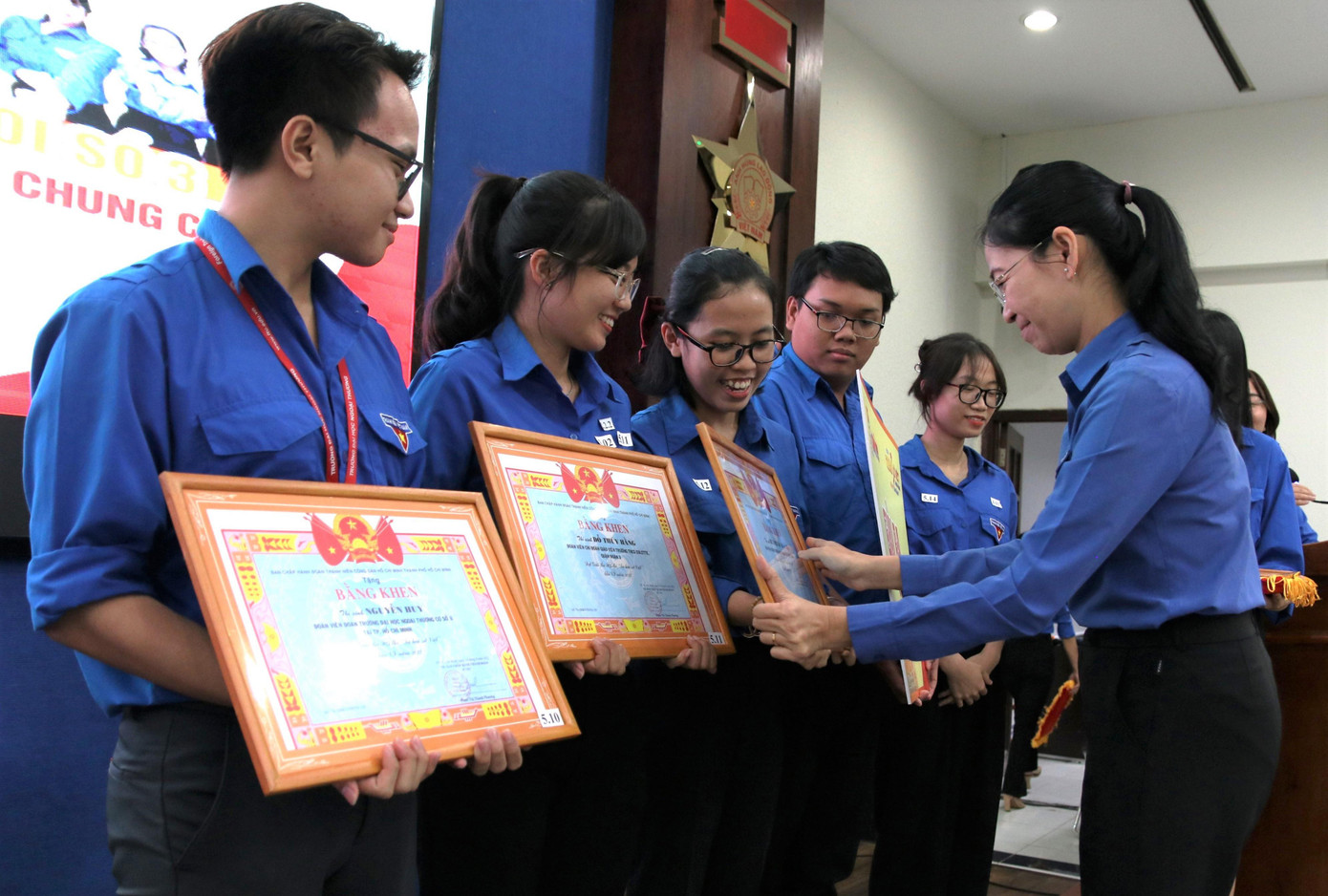 Chị Phan Thị Thanh Phương, Bí thư Thành Đoàn, Chủ tịch Hội Sinh viên Việt Nam TPHCM trao giải cho các thí sinh. Chị Phan Thị Thanh Phương, Bí thư Thành Đoàn, Chủ tịch Hội Sinh viên Việt Nam TPHCM trao giải cho các thí sinh.