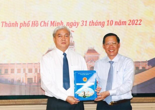 Chủ tịch UBND TPHCM Phan Văn Mãi trao quyết định bổ nhiệm đối với ông Nguyễn Ngọc Thảo. Ảnh: hcmcpv.org.vn Chủ tịch UBND TPHCM Phan Văn Mãi trao quyết định bổ nhiệm đối với ông Nguyễn Ngọc Thảo. Ảnh: hcmcpv.org.vn