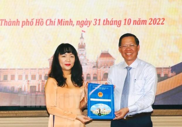 Chủ tịch UBND TPHCM Phan Văn Mãi trao quyết định điều động bà Phạm Thị Hồng Hà đến nhận công tác tại Thành ủy TPHCM. Ảnh: hcmcpv.org.vn Chủ tịch UBND TPHCM Phan Văn Mãi trao quyết định điều động bà Phạm Thị Hồng Hà đến nhận công tác tại Thành ủy TPHCM. Ảnh: hcmcpv.org.vn