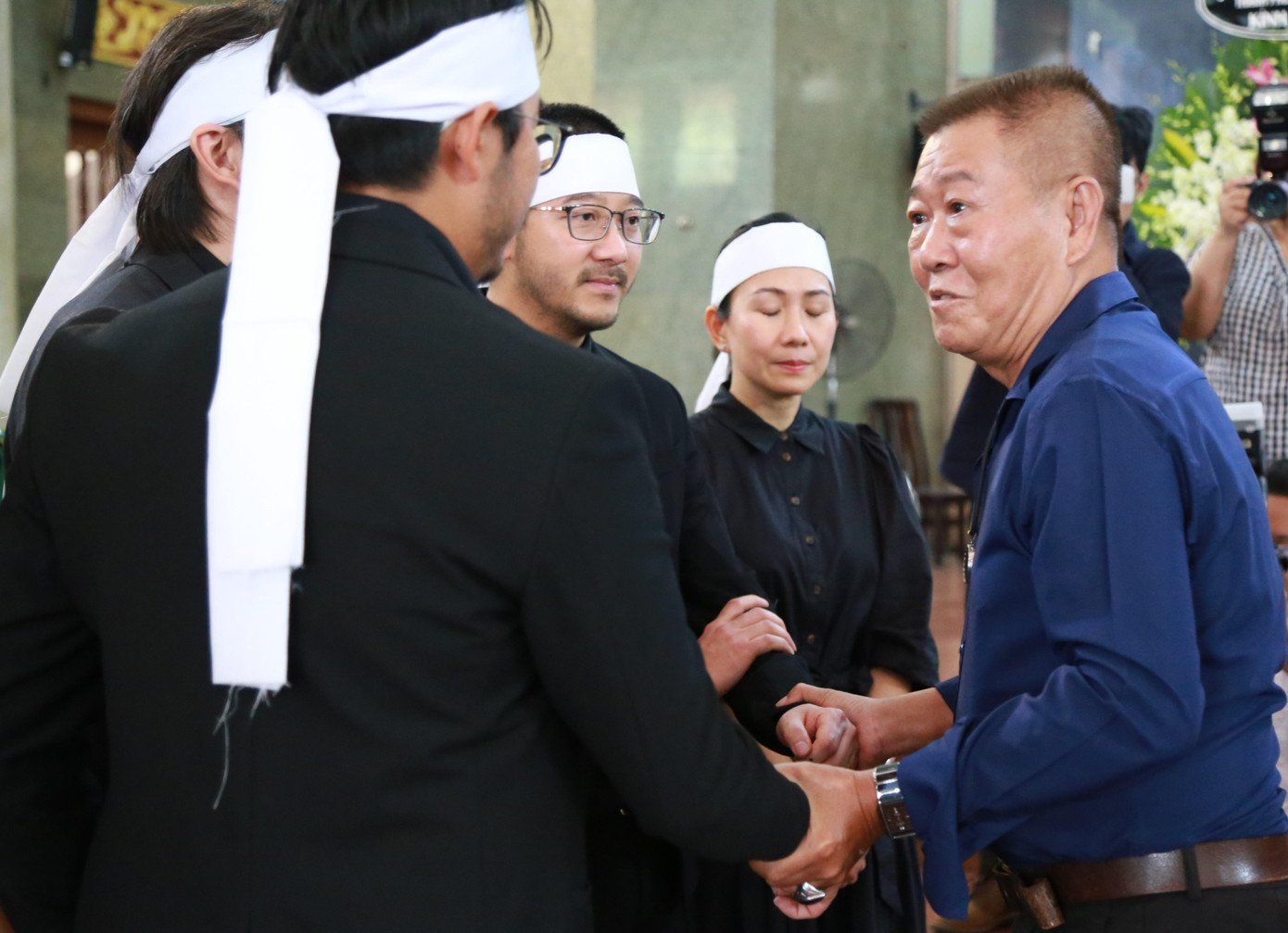 Nghệ sĩ Vũ Thanh thăm hỏi, trò chuyện với các con của minh tinh.