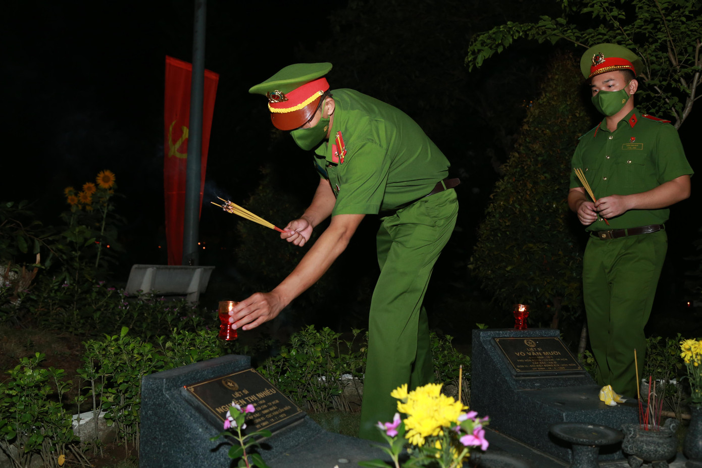 Chiến sĩ công an thành kính tri ân các Anh hùng liệt sĩ.