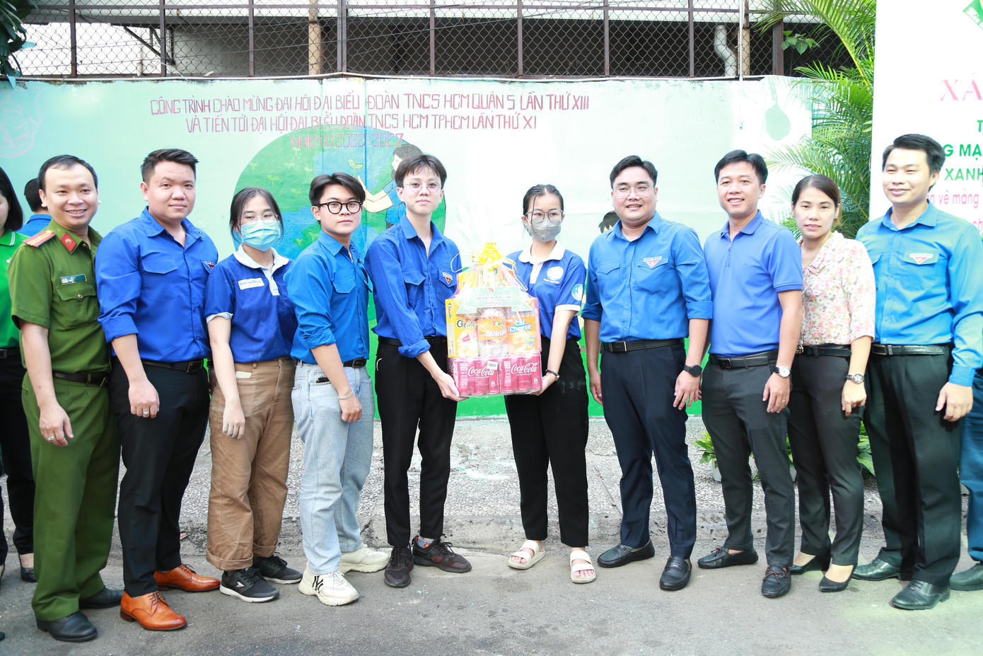 Tặng quà động viên các bạn sinh viên tình nguyện đang triển khai công việc trên địa bàn quận 5. Tặng quà động viên các bạn sinh viên tình nguyện đang triển khai công việc trên địa bàn quận 5.