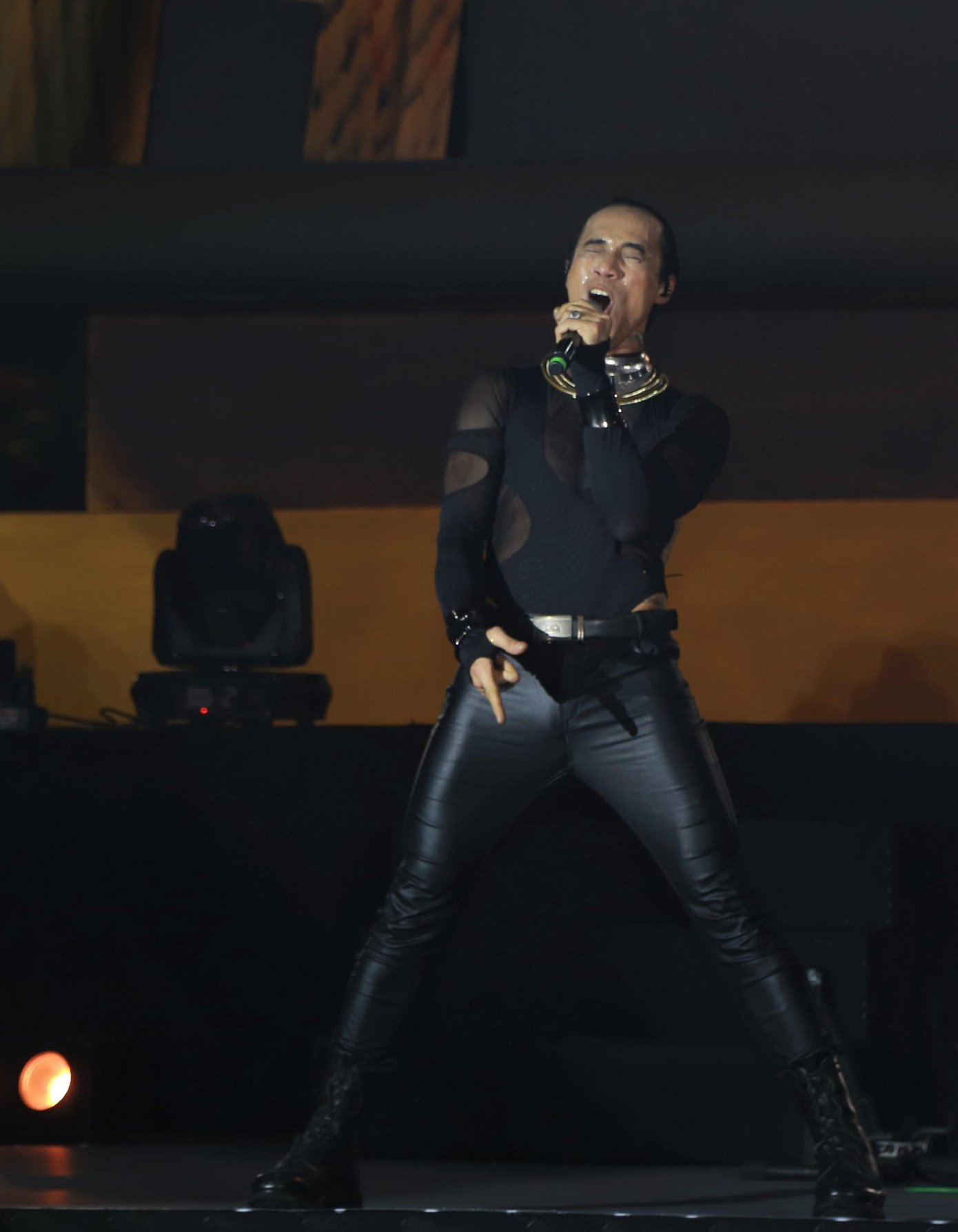 Nam nghệ sĩ cũng là người khép lại đêm nhạc với những tiết tấu cháy bỏng của mình. Nam nghệ sĩ cũng là người khép lại đêm nhạc với những tiết tấu cháy bỏng của mình.