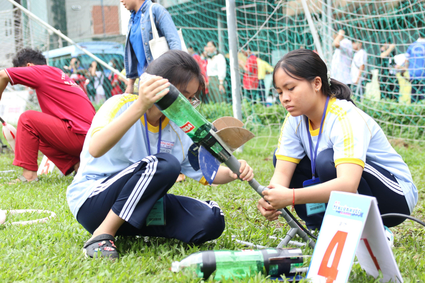 Ở vòng Bán kết, các đội có 2 phút để bắn tên lửa lên cao nhất và bung dù vào khu vực quy định. Dựa vào các tiêu chí về tầm bắn, thời gian bung dù và độ an toàn của tên lửa, BTC chọn ra 10 đội có tổng thành tích tốt nhất bước vào vòng Chung kết. Ở vòng Bán kết, các đội có 2 phút để bắn tên lửa lên cao nhất và bung dù vào khu vực quy định. Dựa vào các tiêu chí về tầm bắn, thời gian bung dù và độ an toàn của tên lửa, BTC chọn ra 10 đội có tổng thành tích tốt nhất bước vào vòng Chung kết.