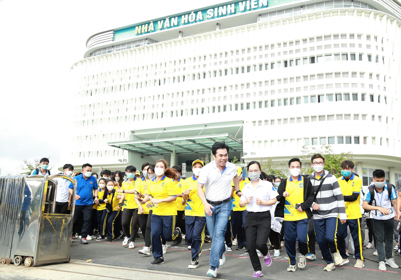 Tiếp đó, các cán bộ Đoàn - Hội và sinh viên thành phố cùng tham gia khởi động Giải chạy trực tuyến Sinh viên TPHCM 2022