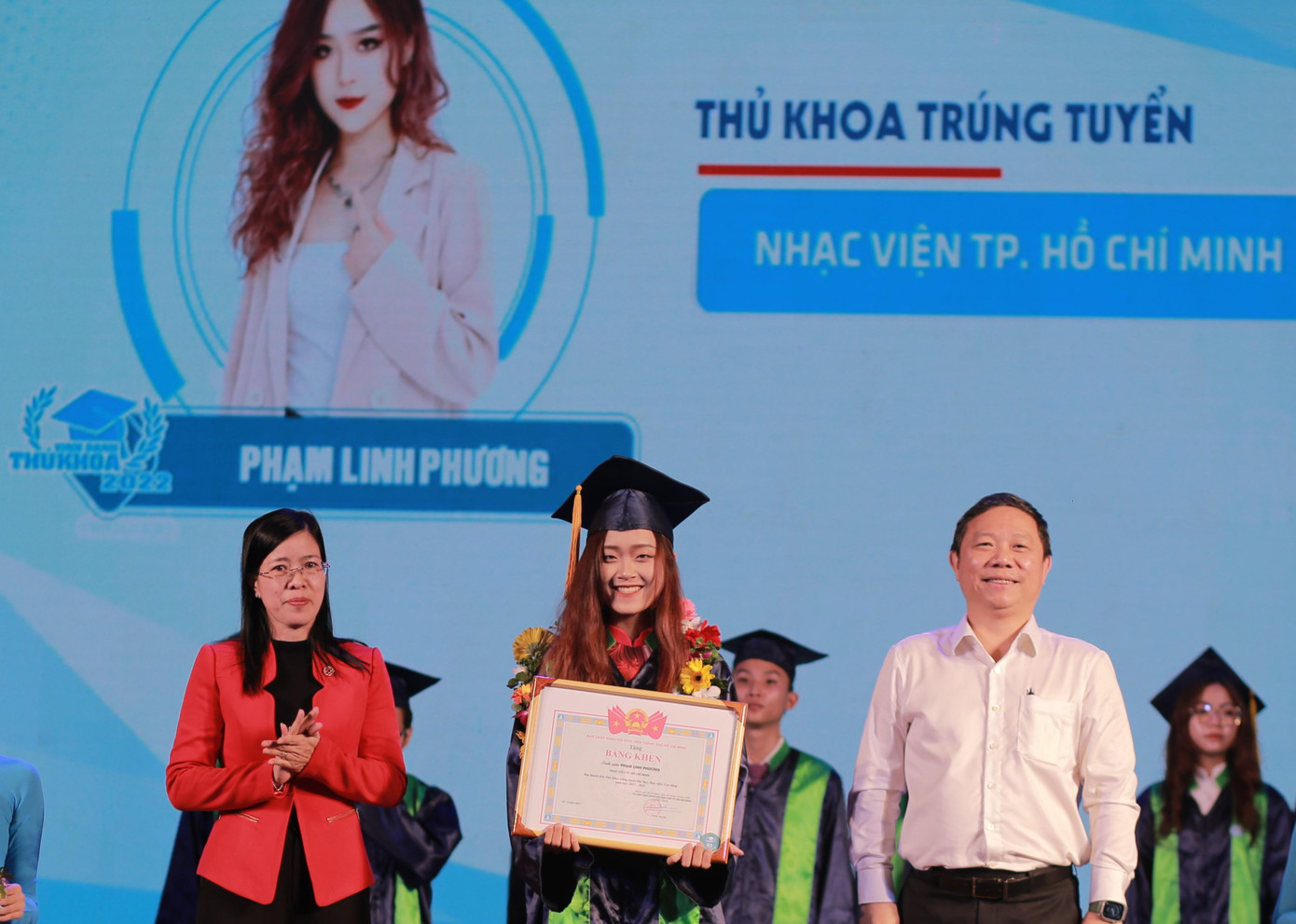 Phó Chủ tịch UBND TPHCM Dương Anh Đức (phải) trao khen thưởng cho tân thủ khoa trúng tuyển.