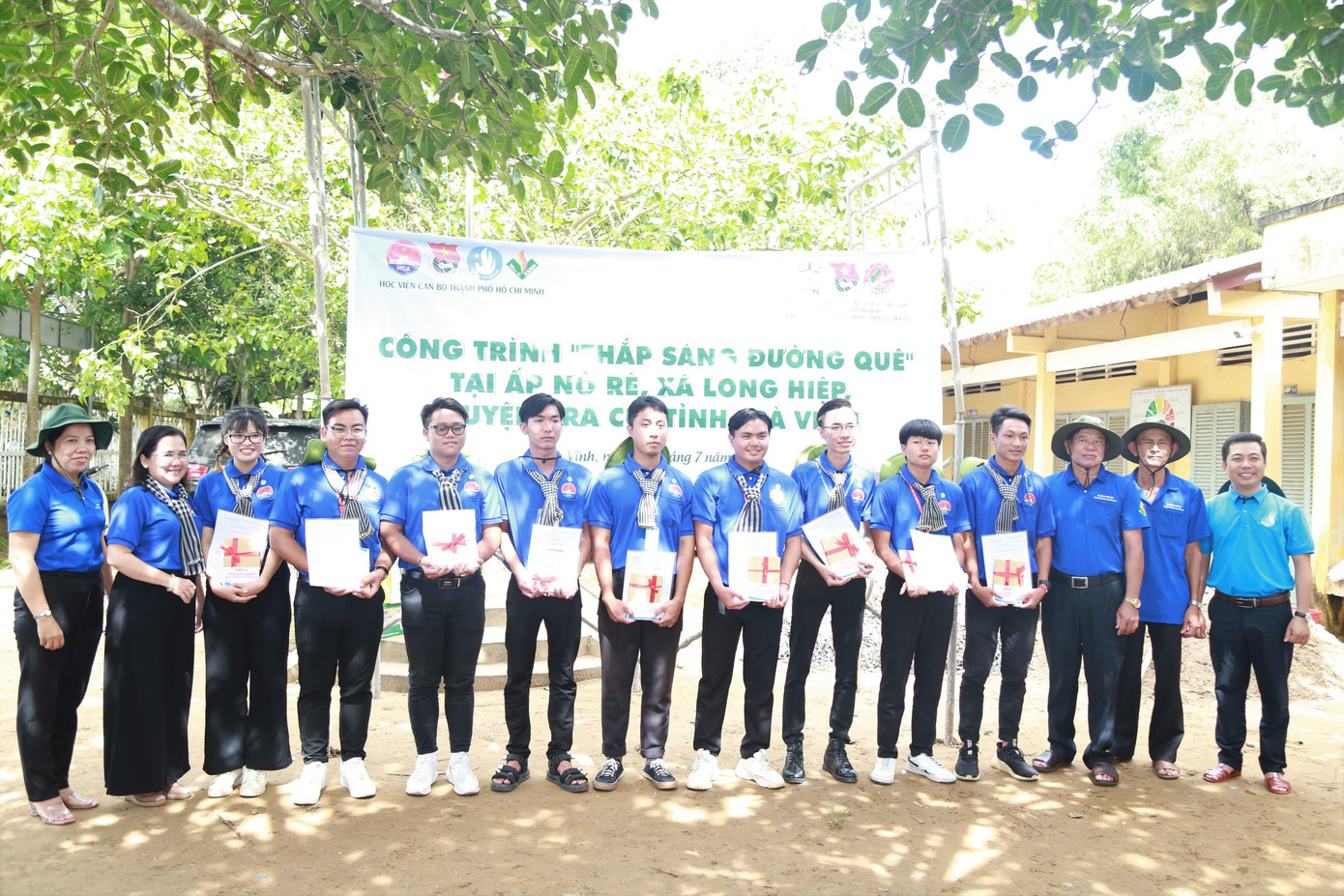 Dịp này, Đoàn Thanh niên - Ban Vận động thành lập Hội SVVN Học viện Cán bộ TPHCM đã tổ chức kết nạp các chiến sĩ Mùa hè xanh trở thành hội viên Hội SVVN tại địa bàn hoạt động. Dịp này, Đoàn Thanh niên - Ban Vận động thành lập Hội SVVN Học viện Cán bộ TPHCM đã tổ chức kết nạp các chiến sĩ Mùa hè xanh trở thành hội viên Hội SVVN tại địa bàn hoạt động.