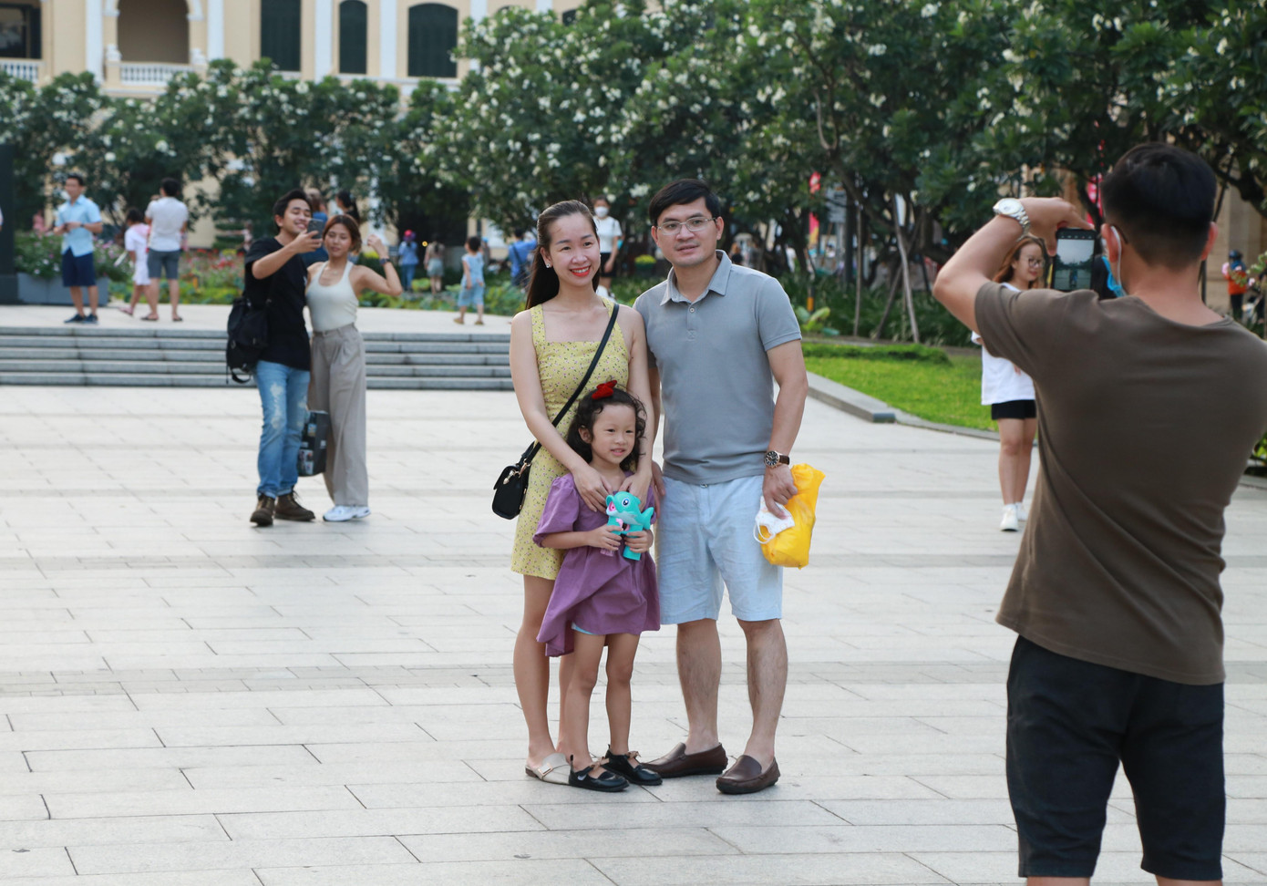 Tranh thủ ngày nghỉ cuối tuần, rất nhiều các cặp đôi tận hưởng những giờ phút vui vầy bên nhau. Trong ảnh, gia đình trẻ &quot;check-in&quot; trên phố đi bộ Nguyễn Huệ.