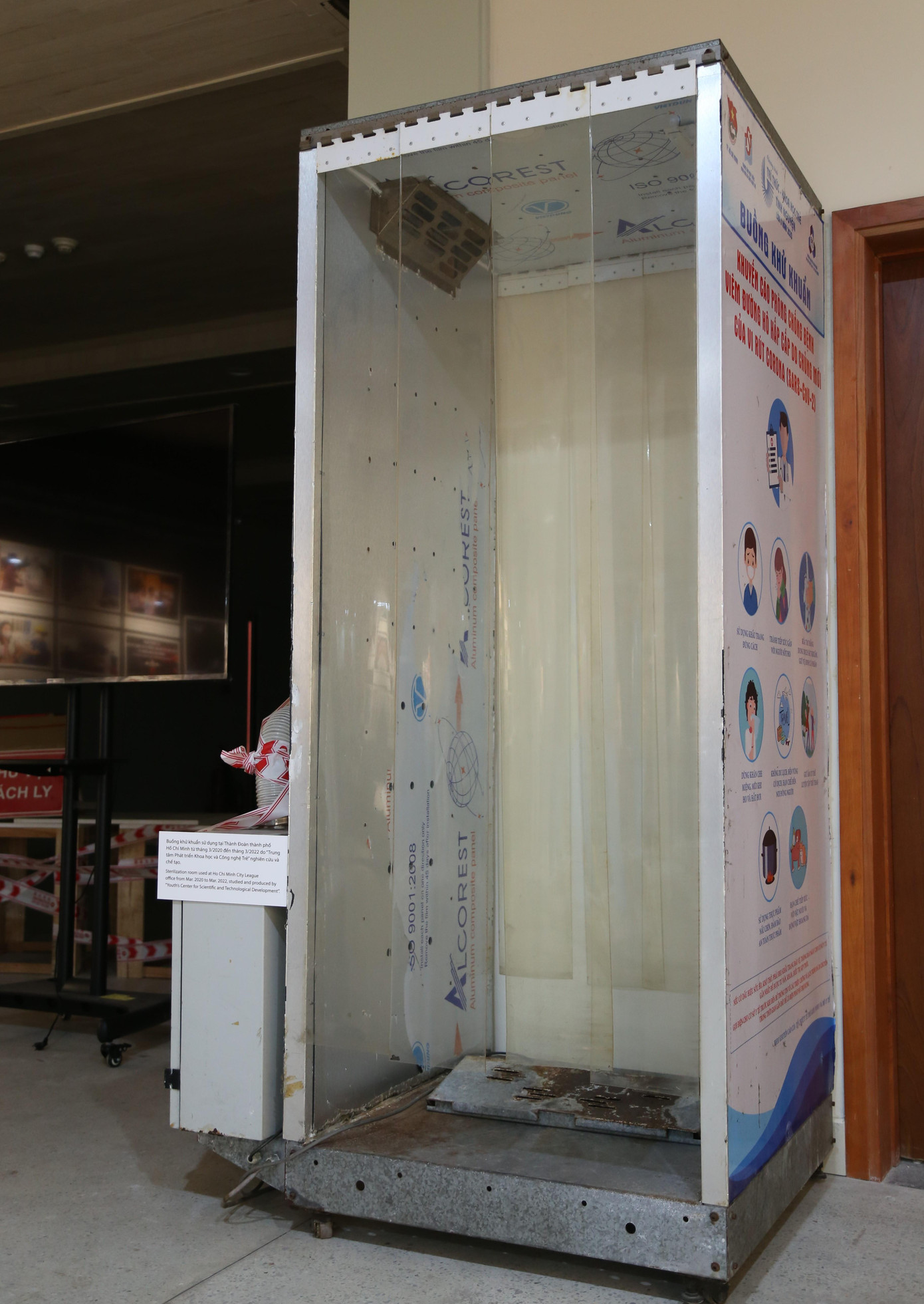 Là một sản phẩm xuất hiện hết sức kịp thời từ sự sáng tạo của các nhà khoa học trẻ, buồng khử khuẩn, máy khử khuẩn được sử dụng trong rất nhiều địa điểm và sự kiện trên địa bàn thành phố.