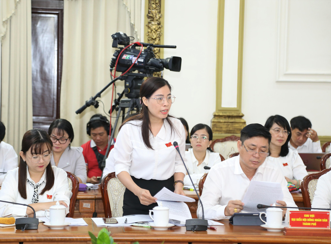 Tại phiên họp, đại biểu HĐND TPHCM đề xuất nhiều vấn đề cần quản lý, kiểm soát hoạt động quảng cáo ngoài trời.