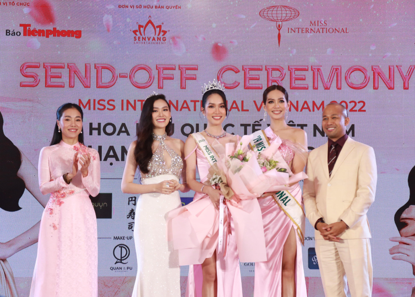Tại chương trình, Á hậu Miss World Vietnam 2019 Nguyễn Tường San - Top 8 Hoa hậu Quốc tế 2019, đã trao sash đại diện cho Á hậu Phương Anh - Ảnh: Ngô Tùng