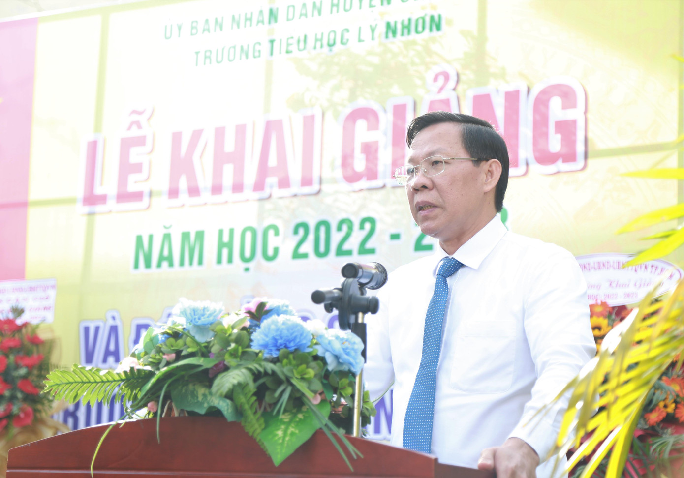 Chủ tịch UBND TPHCM Phan Văn Mãi trò chuyện cùng lãnh đạo huyện Cần Giờ và đội ngũ giáo viên, học sinh Trường Tiểu học Lý Nhơn. Ảnh: Ngô Tùng