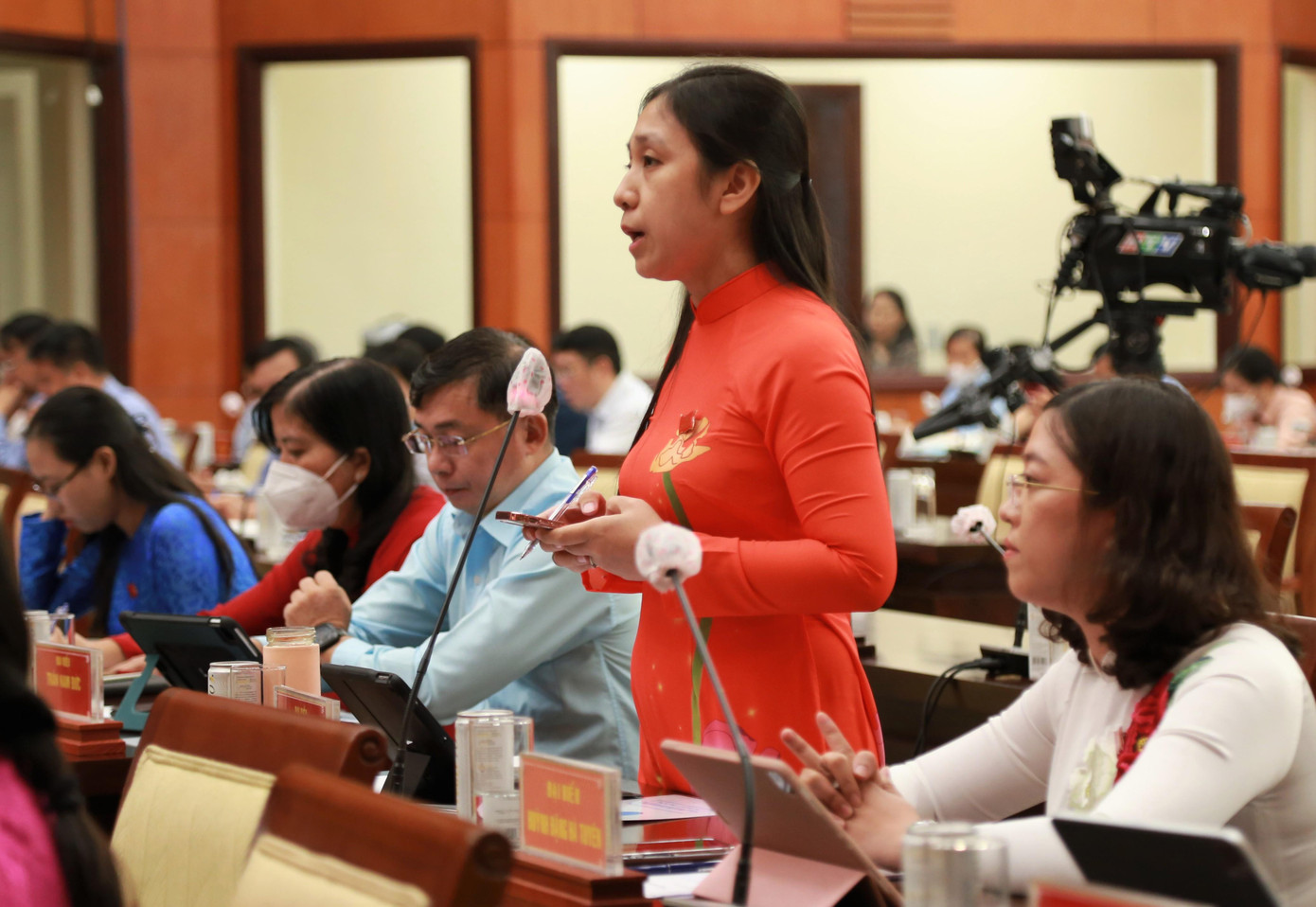 Đại biểu chất vấn trực tiếp tại hội trường.