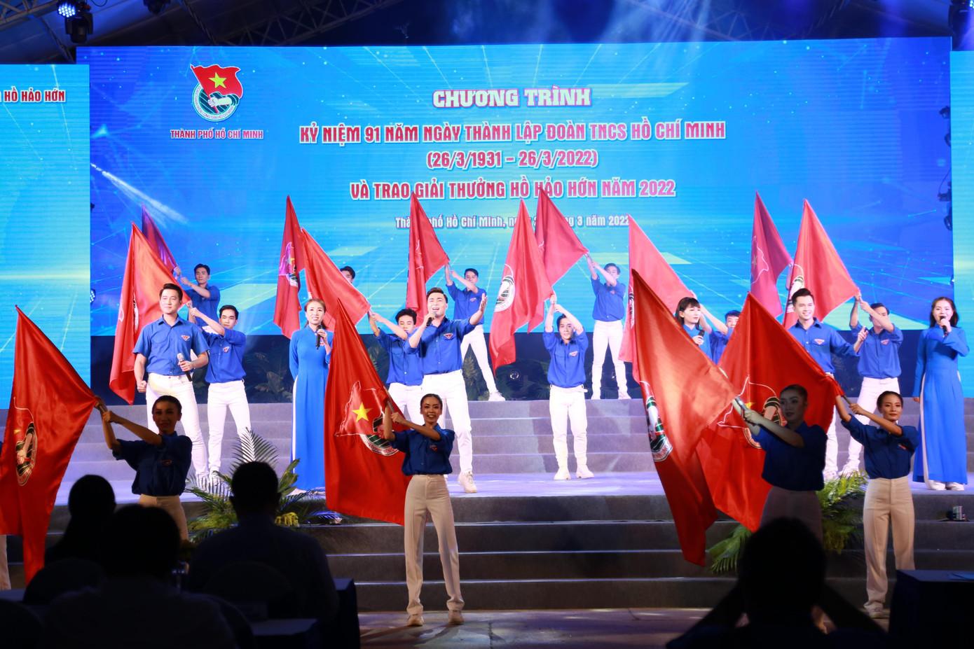 Các nghệ sĩ trẻ trình bày liên khúc &quot;Tuổi trẻ thế hệ Bác Hồ - Thanh niên làm theo lời Bác&quot; tại chương trình - Ảnh: Ngô Tùng