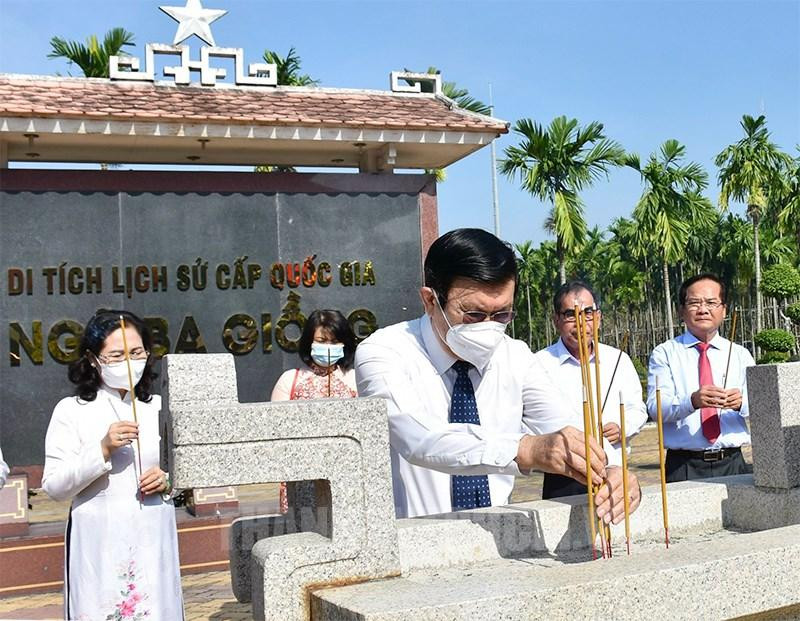 Nguyên Chủ tịch nước Trương Tấn Sang dâng hương tại Khu Di tích Lịch sử cấp quốc gia Ngã Ba Giồng - Ảnh: Thành ủy TPHCM. Nguyên Chủ tịch nước Trương Tấn Sang dâng hương tại Khu Di tích Lịch sử cấp quốc gia Ngã Ba Giồng - Ảnh: Thành ủy TPHCM.