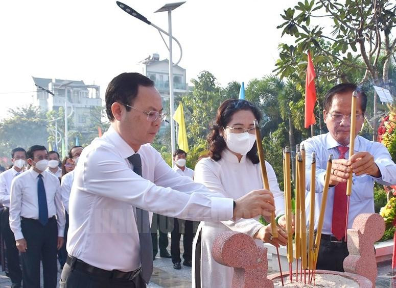 Lãnh đạo Thành ủy - HĐND TPHCM dâng hương tại Đài tưởng niệm các liệt sĩ hy sinh Nhà thương Giếng Nước - Ảnh: Thành ủy TPHCM. Lãnh đạo Thành ủy - HĐND TPHCM dâng hương tại Đài tưởng niệm các liệt sĩ hy sinh Nhà thương Giếng Nước - Ảnh: Thành ủy TPHCM.